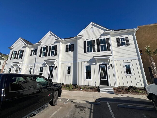 Foto del edificio - Stunning, two-bedroom townhome now available in Market Common!