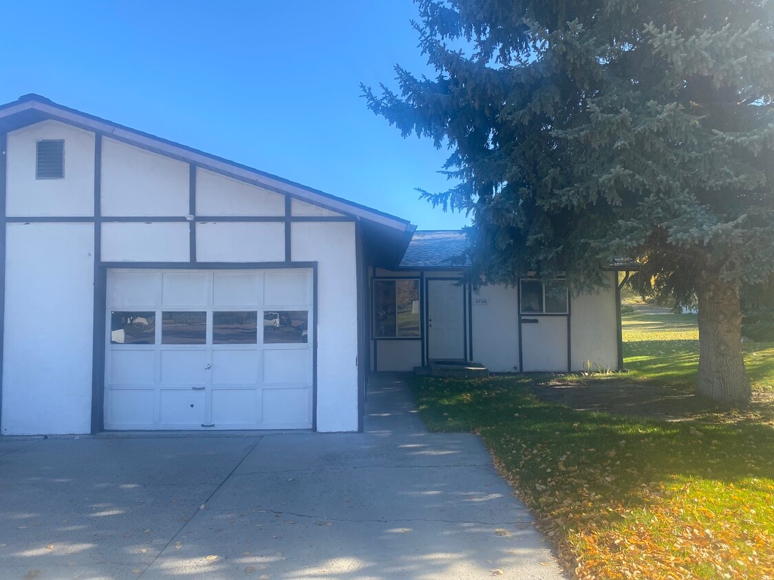 Building Photo - 2700 Bluebell Dr