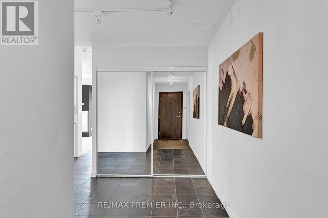 Photo du bâtiment - 210 Victoria St