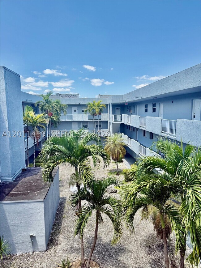Foto del edificio - 1755 W 60th St