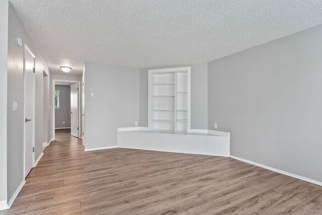 Building Photo - Great 2 bed 1 bath Ready Now! pets OK!!