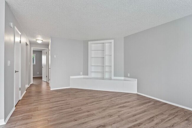 Foto del edificio - Great 2 bed 1 bath Ready Now! pets OK!!
