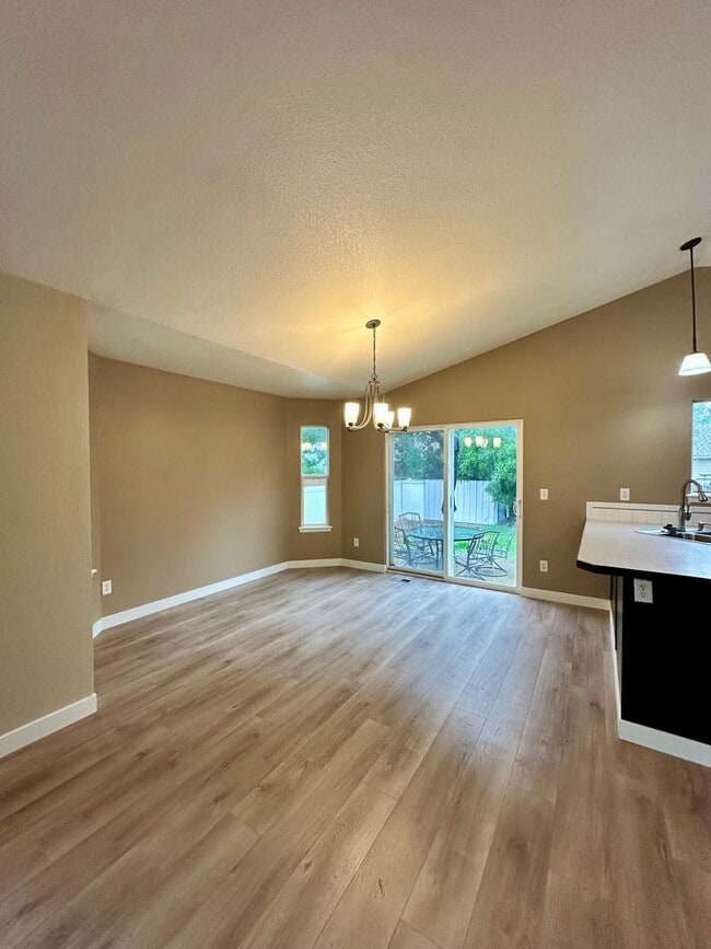 Building Photo - Updated 5-Bedroom Windsor Home - Available...