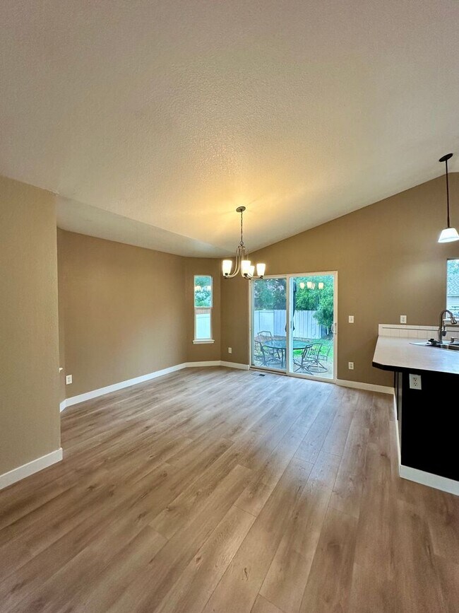 Foto del edificio - Updated 5-Bedroom Windsor Home - Available...