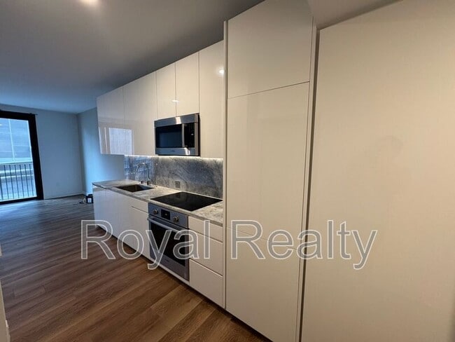 Building Photo - 987 Queen St