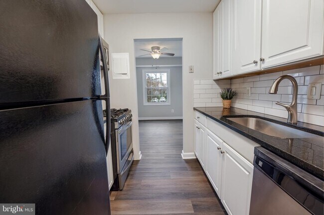 Building Photo - 3991 Lyndhurst Dr