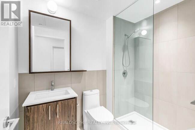 Building Photo - 115 Larchmount Ave