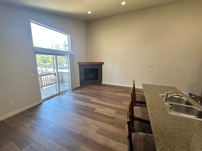 Foto del edificio - Lovely, recently remodeled 3Bd townhouse duplex! Available for viewing now! Call me to inquire to...