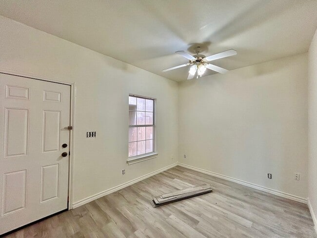 Building Photo - 1000 Ranchway Dr