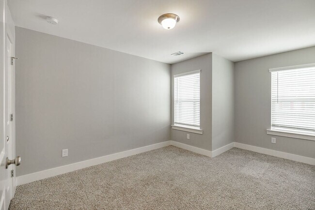Building Photo - Townhome Available Now in the Towns of Aub...