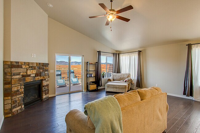Building Photo - Stunning 5-Bedroom Ranch Style Home with M...