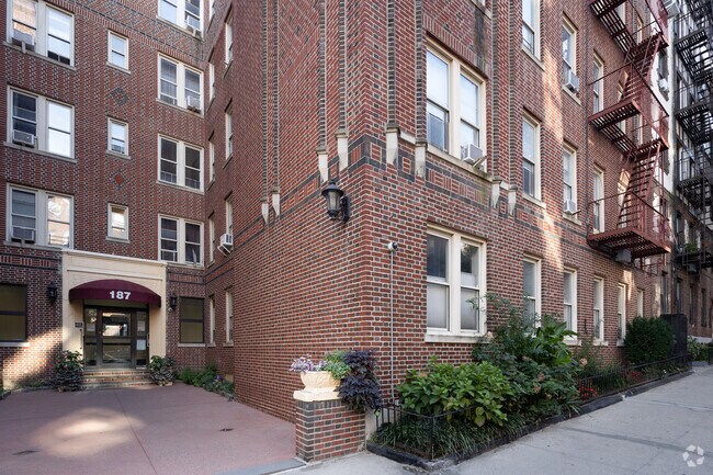 Entrada - 187 Pinehurst Avenue