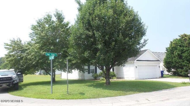 Building Photo - 201 Two Oaks Ct