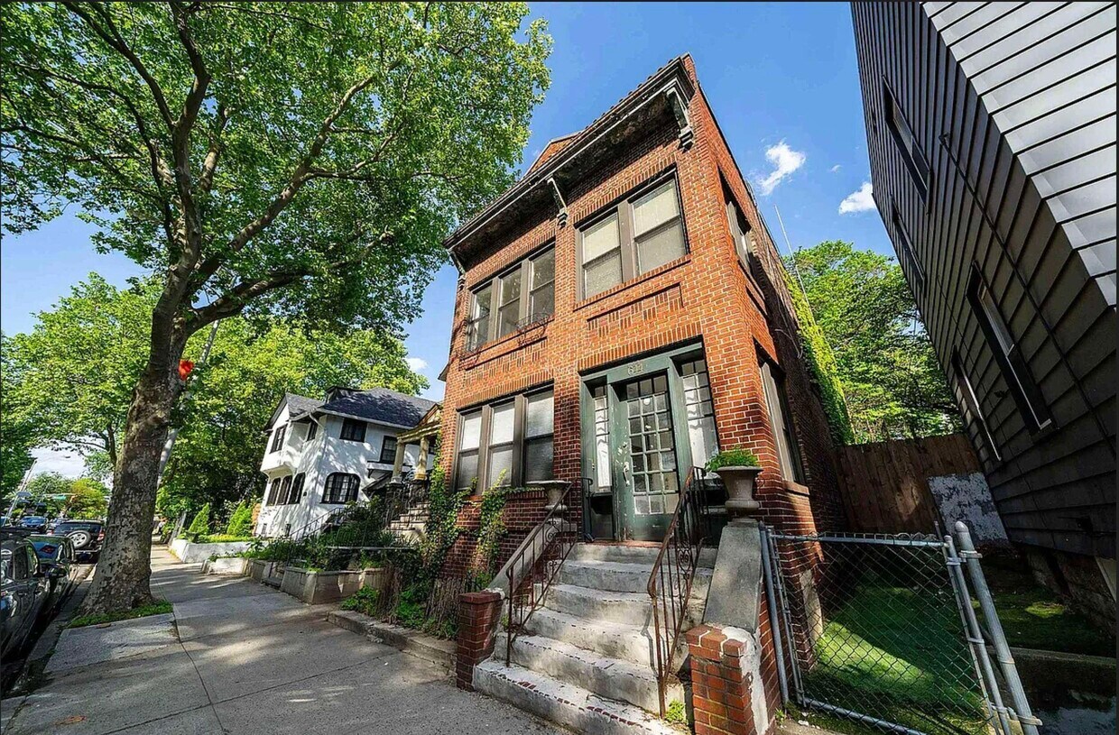 Foto principal - 644 West Side Ave