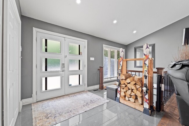 Building Photo - 743 Chemin des Pins E