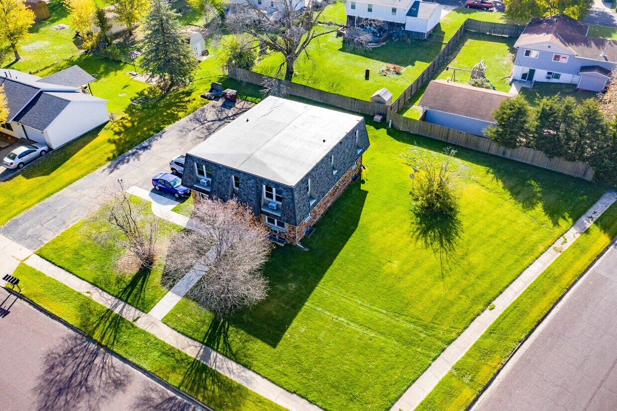 Primary Photo - 1515 Golfview