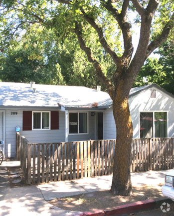 Building Photo - 209 4th St