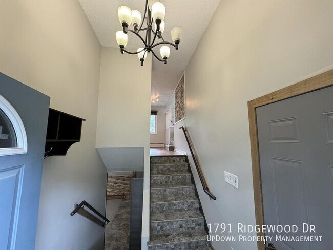 Building Photo - 1791 Ridgewood Dr