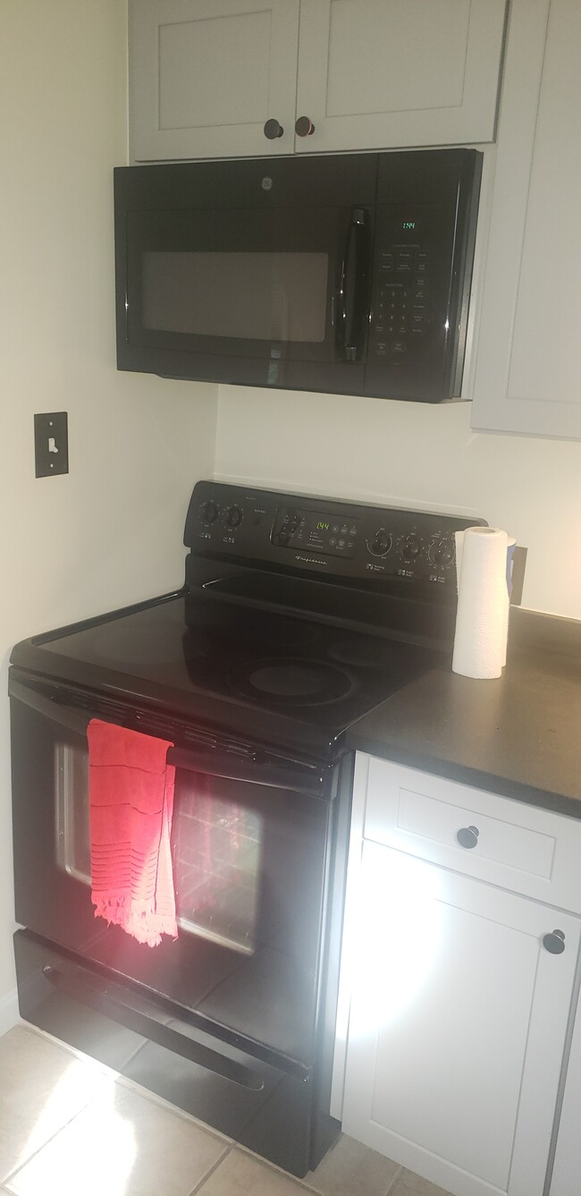 Electric stove - 14 Union St