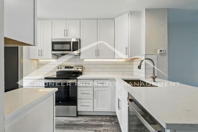 Building Photo - Spacious Condo with Washer/Dryer and Centr...