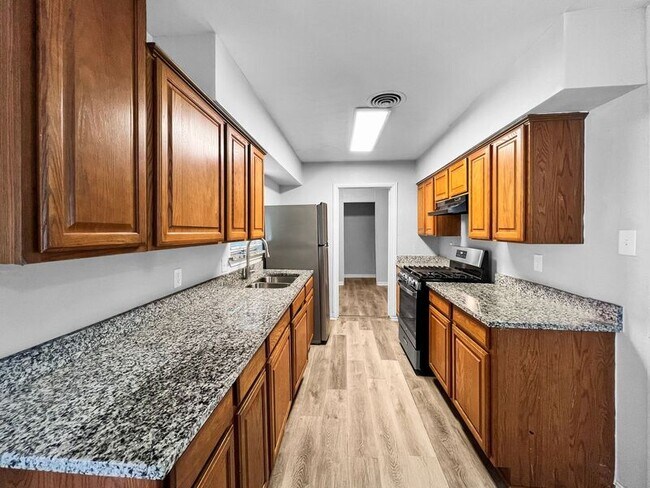 Building Photo - 920 Manhattan Dr