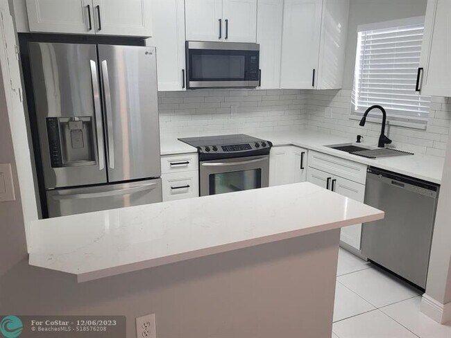 Foto del edificio - 4135 NE 21st Ter