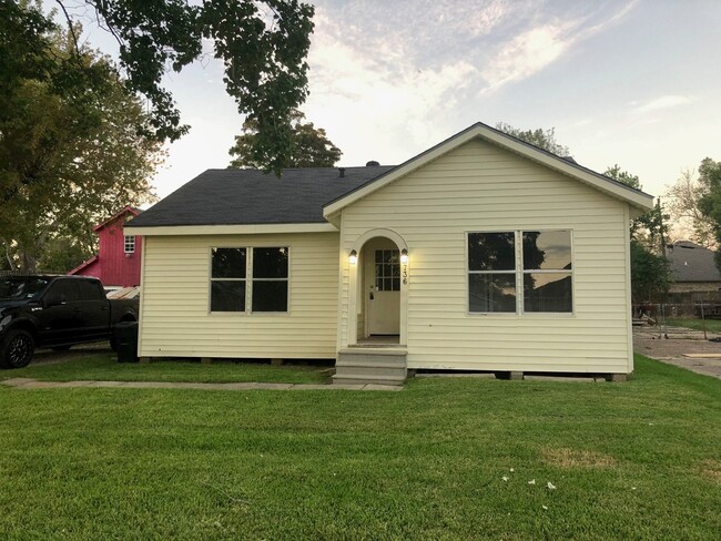 Foto del edificio - 2 Bedr/ 1 bath Beautiful Home in Port Neches