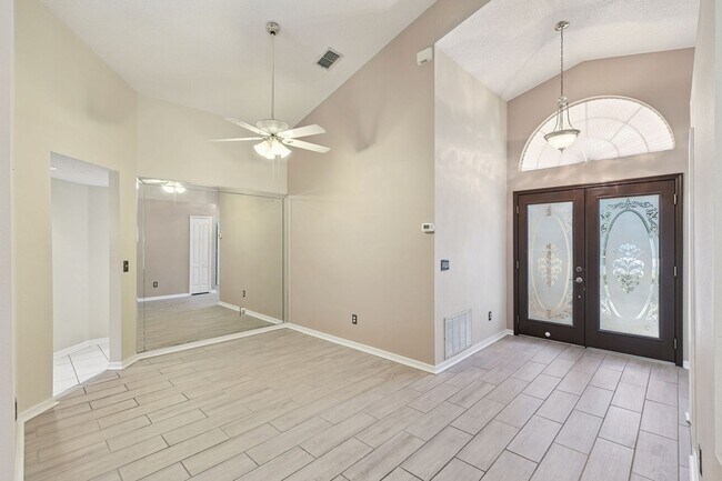 Foto del edificio - Amazing 3/2/2 Pool House with Solar Panels in Hunters Creek