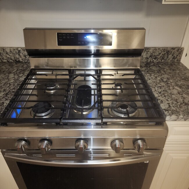 Building Photo - 2401 Poplar Dr