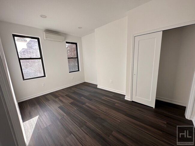 Building Photo - 3BR 1.5BA Sunny Floor Through w/ Private O...