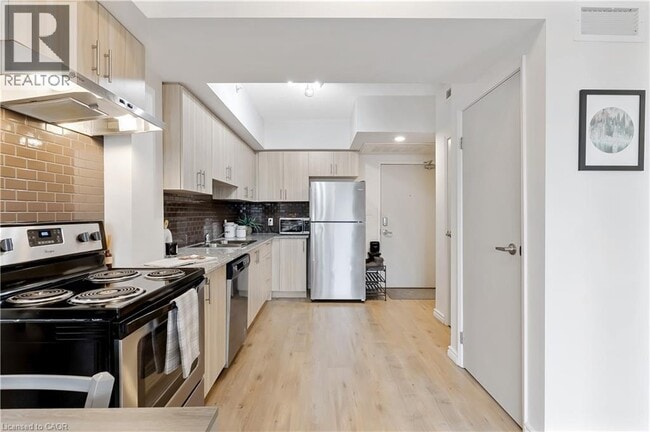 Building Photo - 275 Larch St
