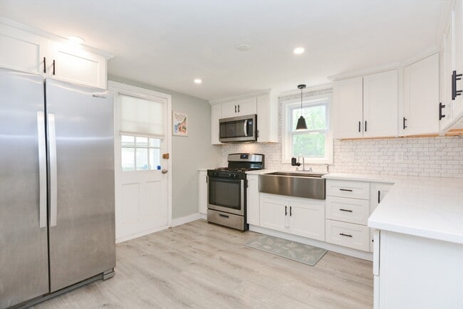 Building Photo - 8 Roberts Rd