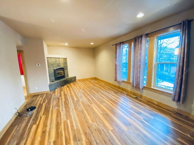 Building Photo - Dual-Level 3 BR - 2.5 BA Haven in Central Bend