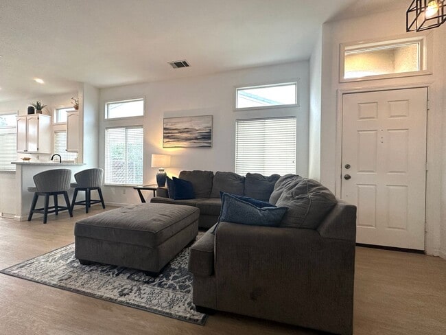 Building Photo - Gorgeous 2 Bed, 2 Bath Duet in Summerset II 55+ Community