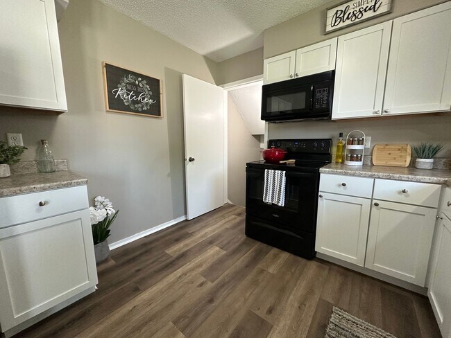 Building Photo - 3 bed, 1 bath home for rent in Maywood edi...