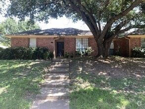 Building Photo - 818 Summit Dr