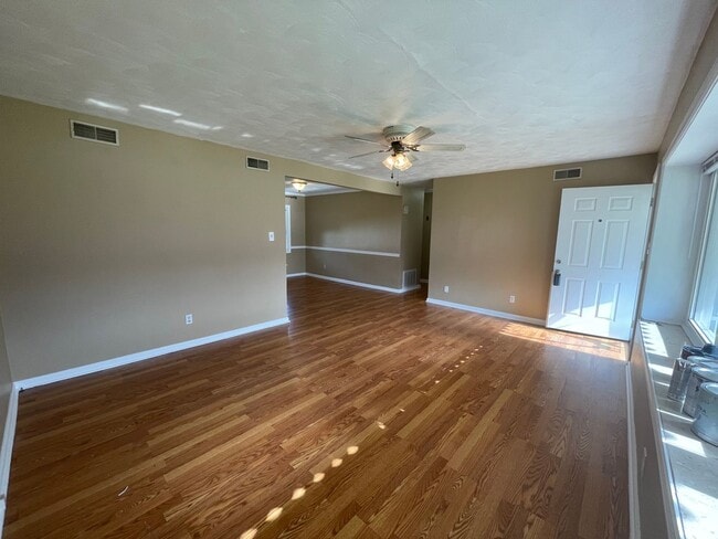 Building Photo - Cute 3 bedroom 1 bath ranch style home in ...