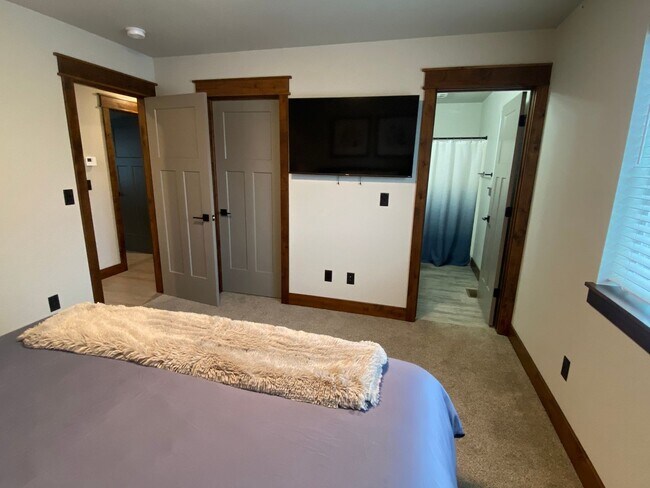 Foto del edificio - 3 bed/2bath Hamilton home -Fully Furnished