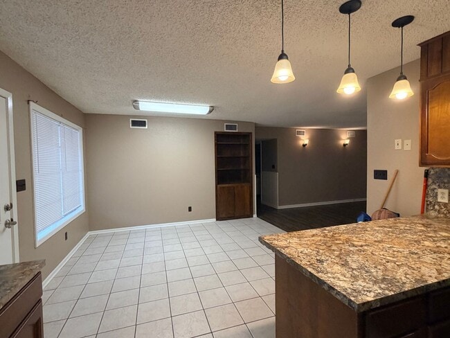 Building Photo - Don't miss out! Large 2/2 apartment