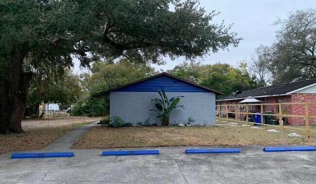 Building Photo - 2 br, 1 bath Duplex - 1339 East Parker Street
