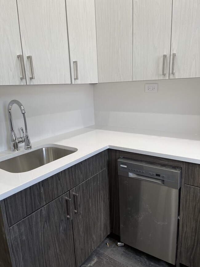 Building Photo - 1623 W Belmont Ave