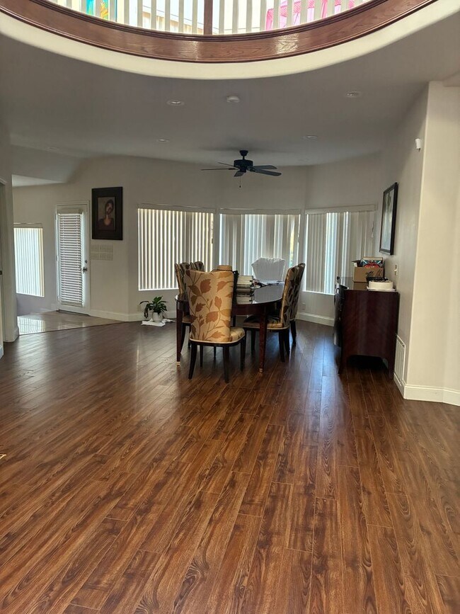 Foto del edificio - Spacious and Furnished 9 Bedroom House Near Cal State Fullerton