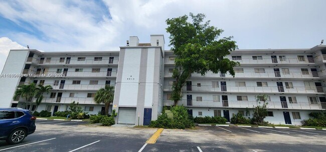 Foto del edificio - 8610 N Sherman Cir