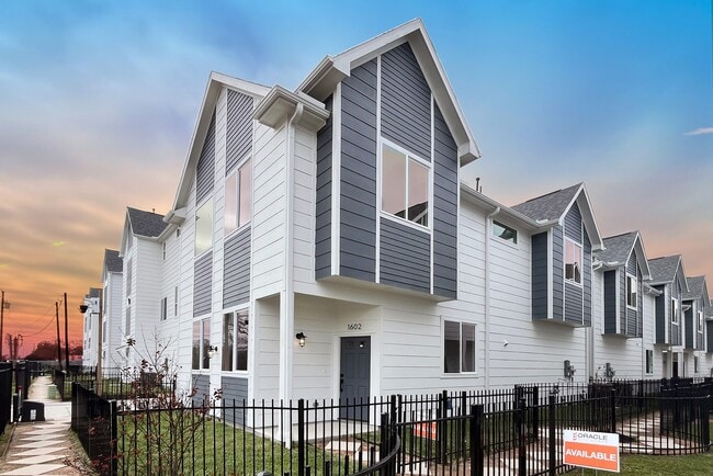 Foto del edificio - 1570 W Tidwell Rd