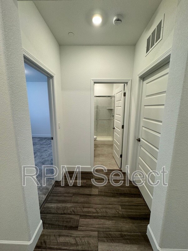 Building Photo - 7945 Carraway Dr