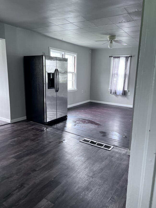 Building Photo - 639 S Main Ave