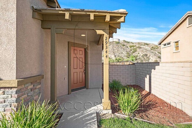 Building Photo - Stunning 4 Bed/2 Bath Home Located High At...