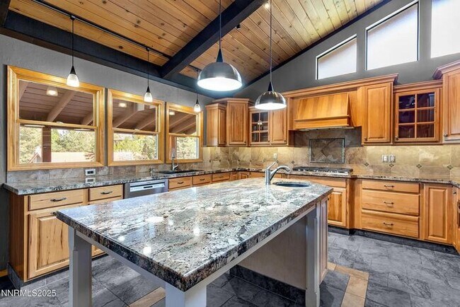 Foto del edificio - 4-Bed + Office | Reno Skyline Stunner | Fully Updated & Ready!