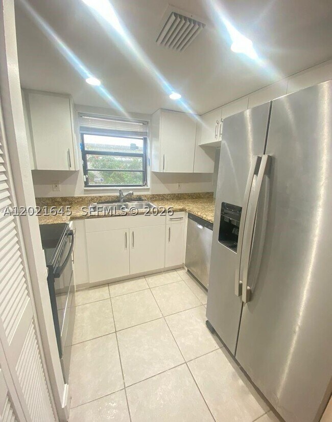 Foto del edificio - 1616 NE 151st St