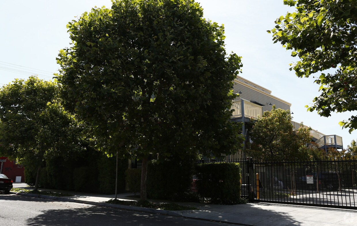 Building Photo - 2 bed, 1000 sqft condo with parking